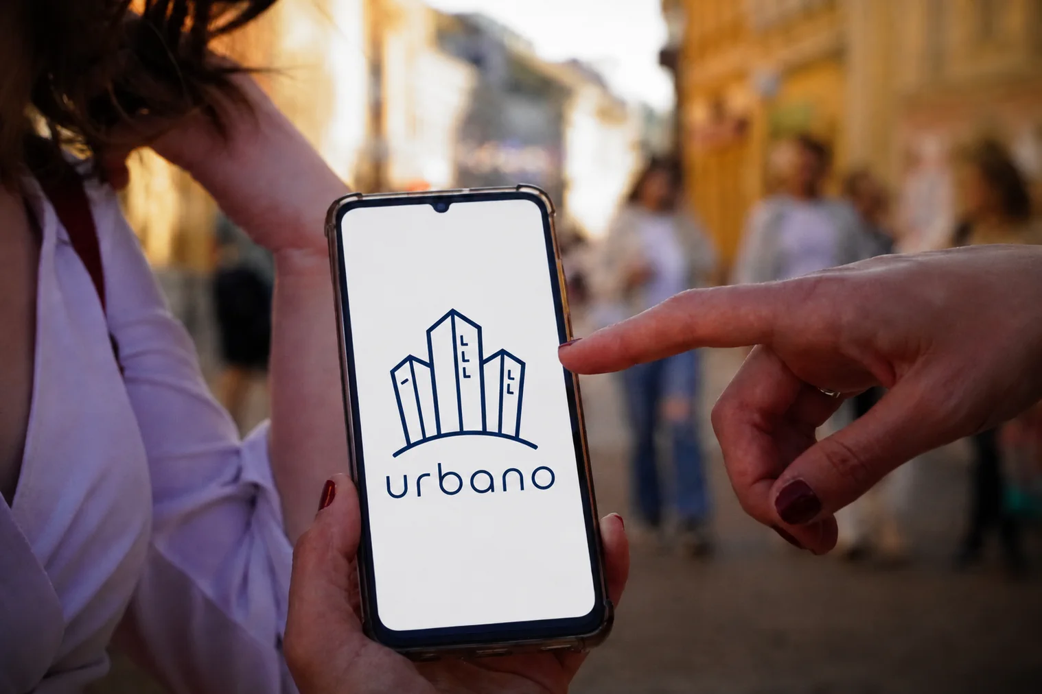 Građanka drži telefon sa Urbano aplikacijom u centru Banje Luke